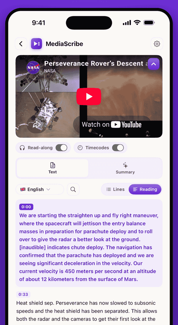Aplikasi MediaScribe di iPhone menampilkan video YouTube dan transkripnya